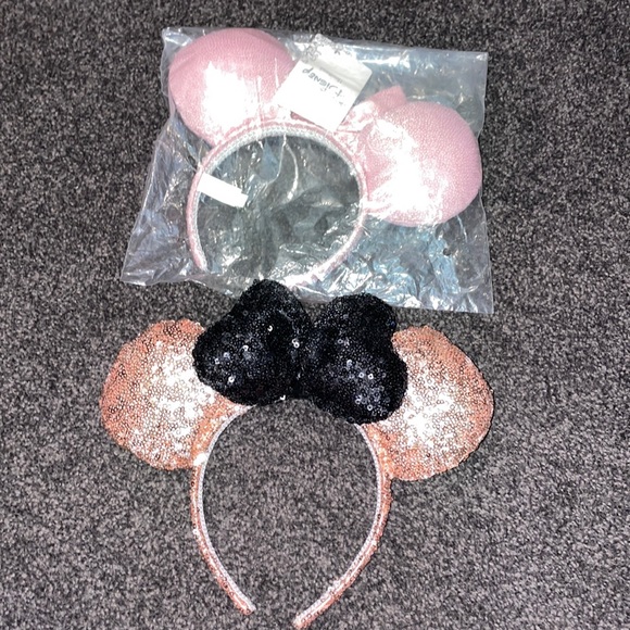 Minnie Mouse ears (one left) - Picture 1 of 1